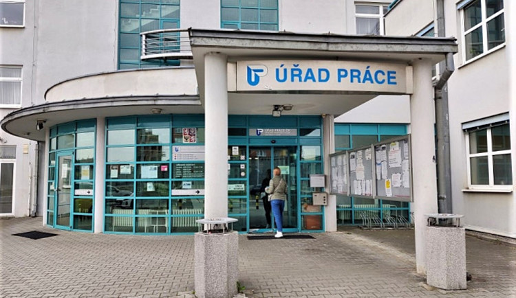 Práci hledalo v listopadu 15 712 lidí v Plzeňském kraji. Volných míst bylo 7598