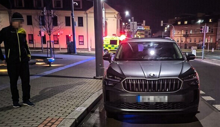 Zmatený senior bloudil v autě nočním městem, přijela si pro něj záchranka