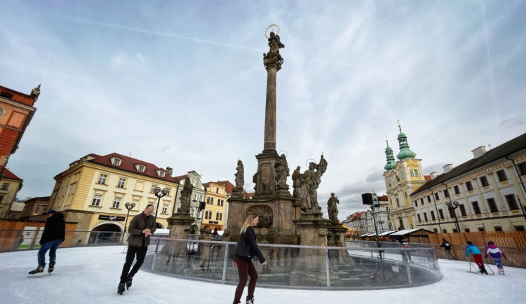Jarní teploty bruslaře v Hradci Králové nezastaví, kluziště na náměstí je pořád v kurzu
