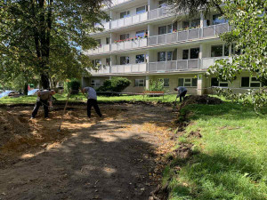 Úklid i práce s lopatou a krumpáčem. Vězni pomáhali se zvelebováním Liberce