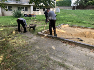 Úklid i práce s lopatou a krumpáčem. Vězni pomáhali se zvelebováním Liberce