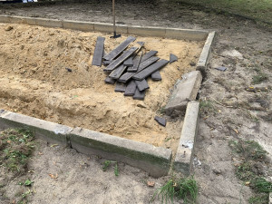 Úklid i práce s lopatou a krumpáčem. Vězni pomáhali se zvelebováním Liberce