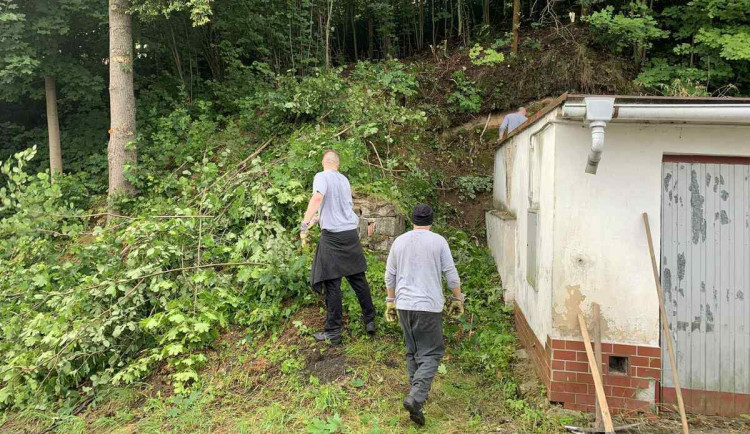 Úklid i práce s lopatou a krumpáčem. Vězni pomáhali se zvelebováním Liberce