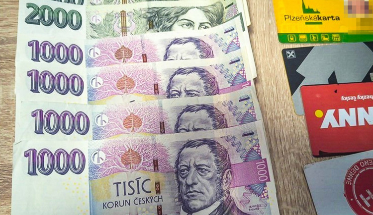 Muž našel u restaurace pořádně naditou peněženku, poctivě ji odevzdal na policii