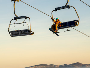 Ještěd zahajuje zimní sezonu 2025/2026 s lyžováním a programem pro rodiny