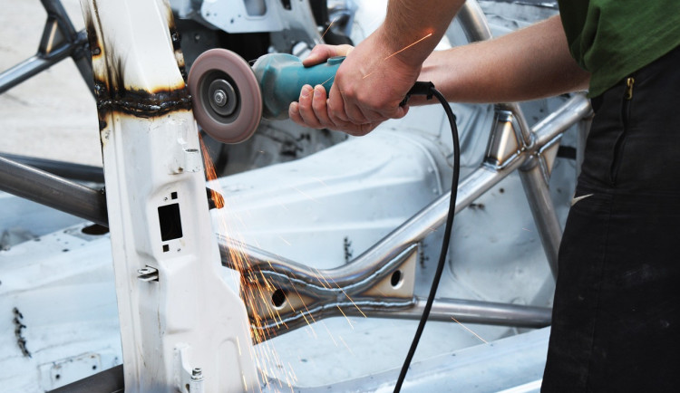 EU zvažuje odklad zákazu spalovacích motorů