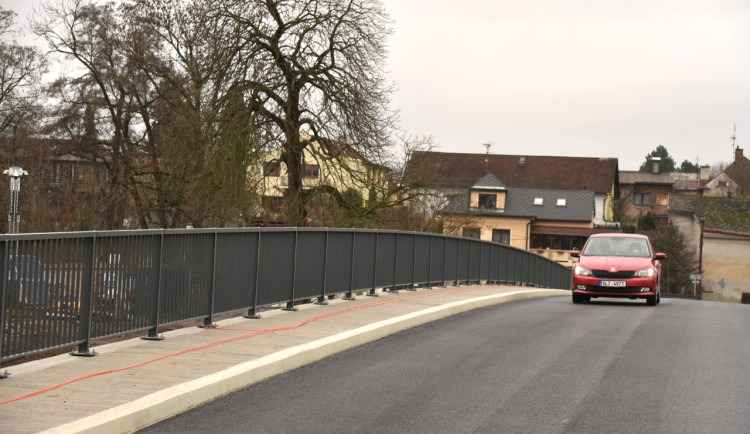 Most přes Jizeru v Přepeřích je po více než půl roce hotový. Vyšel na 36 milionů