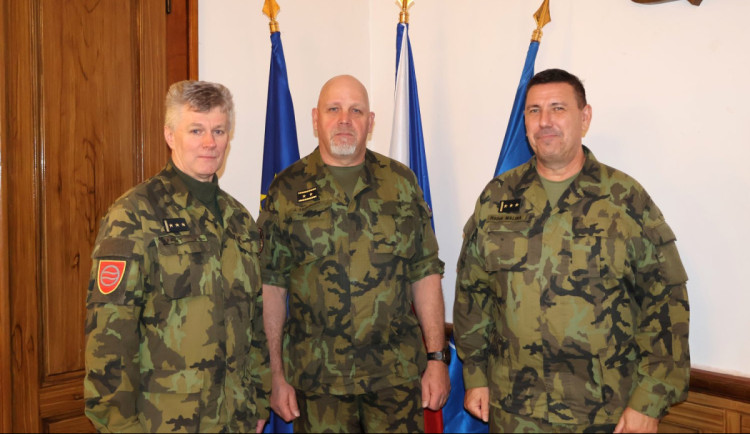 Odcházející velitel plk. Martin Fokt je na snímku vlevo, nastupující plk. Radek Malina vpravo. Uprostřed je velitel Pozemních sil AČR generálmajor Josef Trojánek.