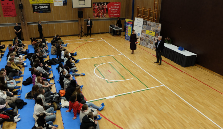 Co když válka dojde až k nám? Zeptal se na besedě v Jablonci student prezidenta