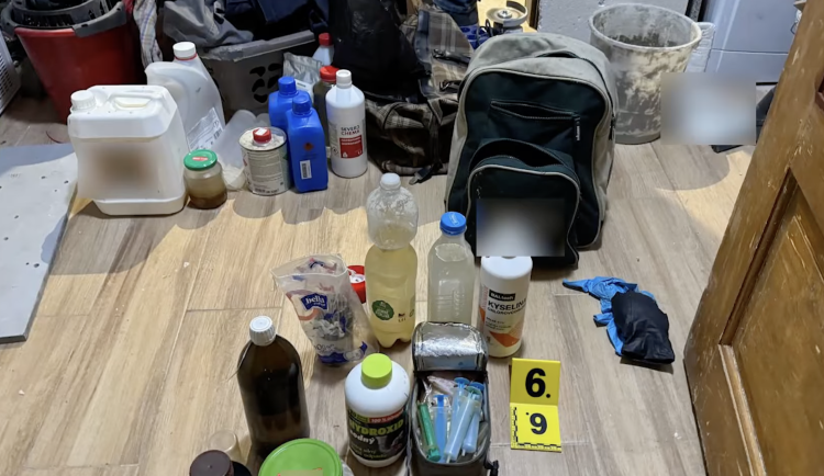 Kriminalisté odhalili varnu i dealera pervitinu v Kraslicích, muž skončil ve vazbě