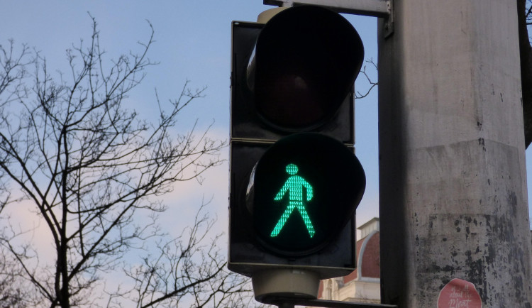 Novinka v Jablonci: semafory s hlasem, které pomáhají nevidomým