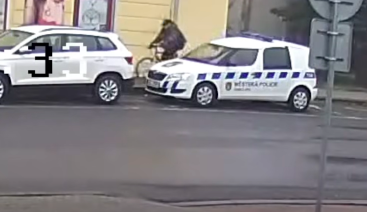 Cyklista na chodníku narazil do značky. Kolo nechal na místě a pokračoval pěšky