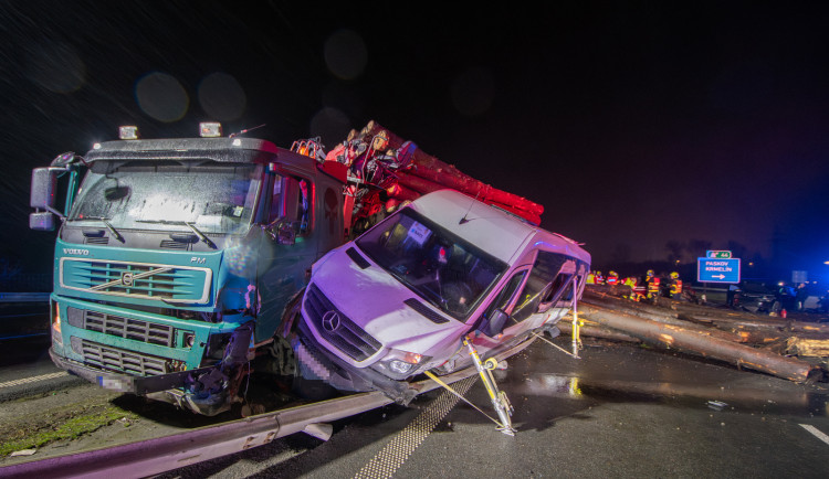 Kamion, který zapříčinil včerejší tragickou nehodu u Ostravy, byl přetížený