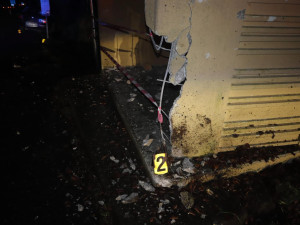 Dvě nehody řidičky za dvě hodiny. Couvala na kruháči, pak málem zrušila zastávku