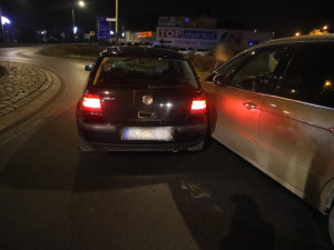 Dvě nehody řidičky za dvě hodiny. Couvala na kruháči, pak málem zrušila zastávku