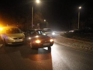 Dvě nehody řidičky za dvě hodiny. Couvala na kruháči, pak málem zrušila zastávku