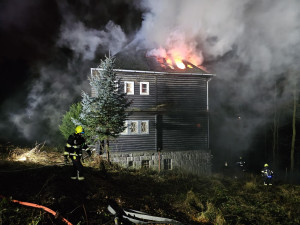 Noční požár u přehrady. V Chelčického ulici hořel dům