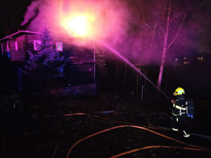 Noční požár u přehrady. V Chelčického ulici hořel dům