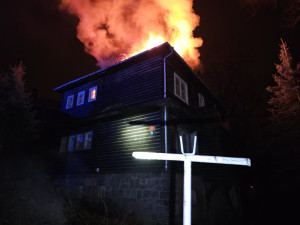 Noční požár u přehrady. V Chelčického ulici hořel dům