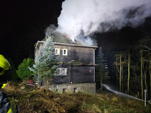 Noční požár u přehrady. V Chelčického ulici hořel dům