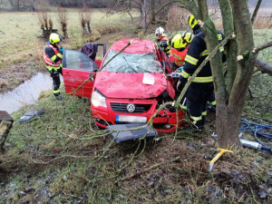 Hasiči vyprošťovali řidiče v Deštné. Nehodu nahlásily chytré hodinky