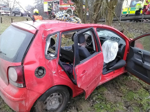 Hasiči vyprošťovali řidiče v Deštné. Nehodu nahlásily chytré hodinky