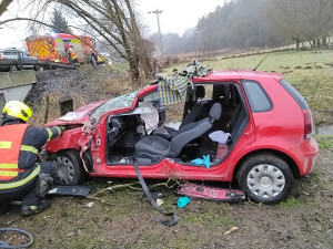 Hasiči vyprošťovali řidiče v Deštné. Nehodu nahlásily chytré hodinky