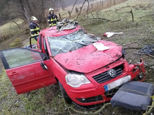 Hasiči vyprošťovali řidiče v Deštné. Nehodu nahlásily chytré hodinky