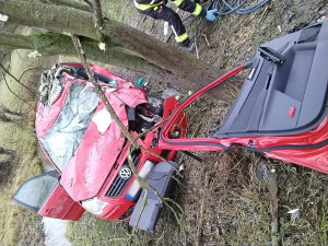 Hasiči vyprošťovali řidiče v Deštné. Nehodu nahlásily chytré hodinky