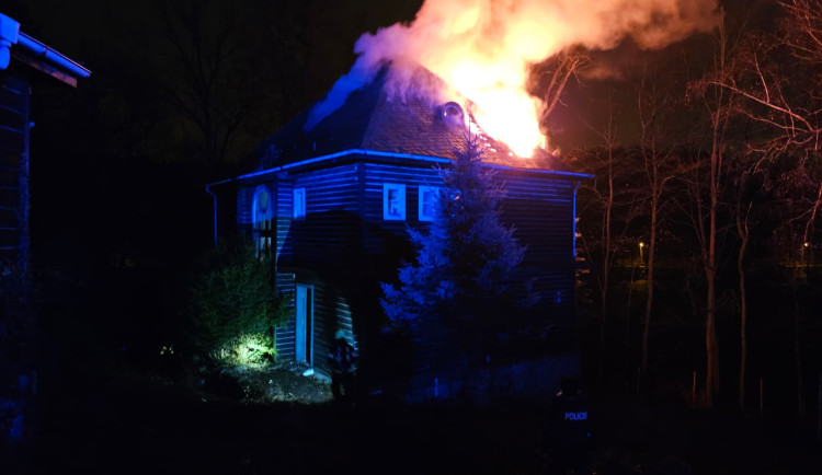 Noční požár u přehrady. V Chelčického ulici hořel dům