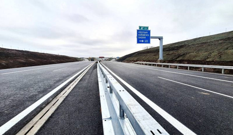 Silničáři právě teď otevřeli dálnici D35 mezi Hradcem a Hořicemi, zatím bez poplatku