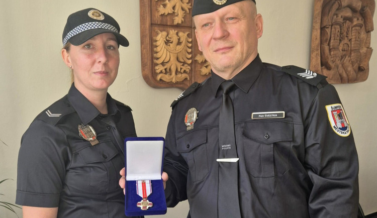 Strážník a strážnice ze Šumperka zachránili život muži, který nedýchal. Dostali prestižní ocenění