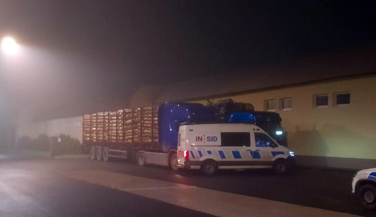 Noční zátah. Tři přetížené polské soupravy inspektoři odstavili u Olomouce