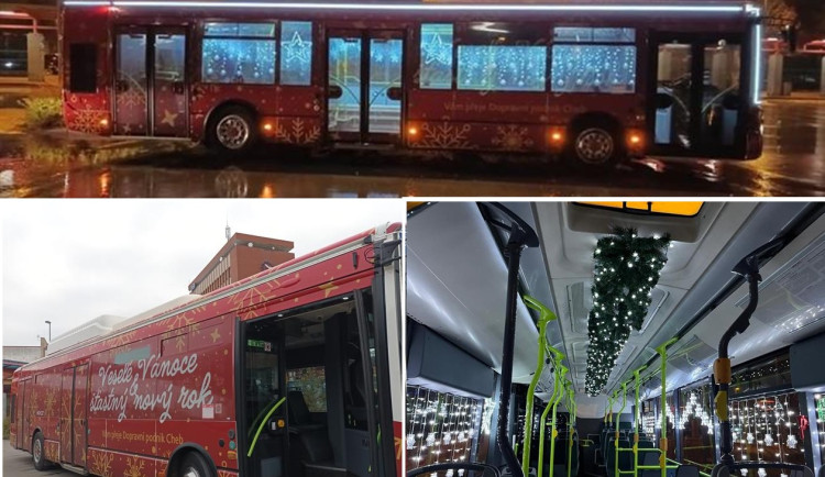 Ulicemi Chebu jezdí speciální vánočně vyzdobený autobus, má zpříjemnit advent