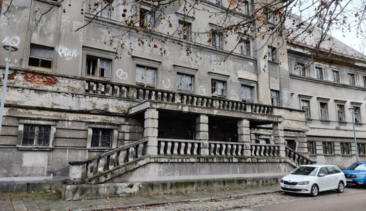 Arogance a zatajování informací, opozice nešetřila vedení kraje kvůli opravě lázní