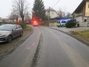 Policisty zaujal muž, který se schovával pod volant. Pak zběsile ujížděl a havaroval