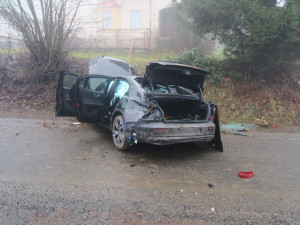 Policisty zaujal muž, který se schovával pod volant. Pak zběsile ujížděl a havaroval