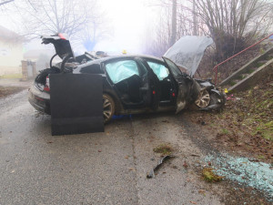Policisty zaujal muž, který se schovával pod volant. Pak zběsile ujížděl a havaroval