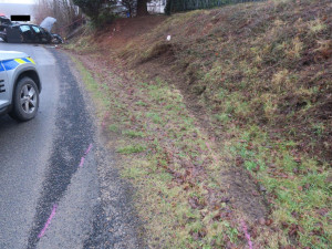 Policisty zaujal muž, který se schovával pod volant. Pak zběsile ujížděl a havaroval