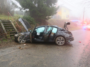 Policisty zaujal muž, který se schovával pod volant. Pak zběsile ujížděl a havaroval