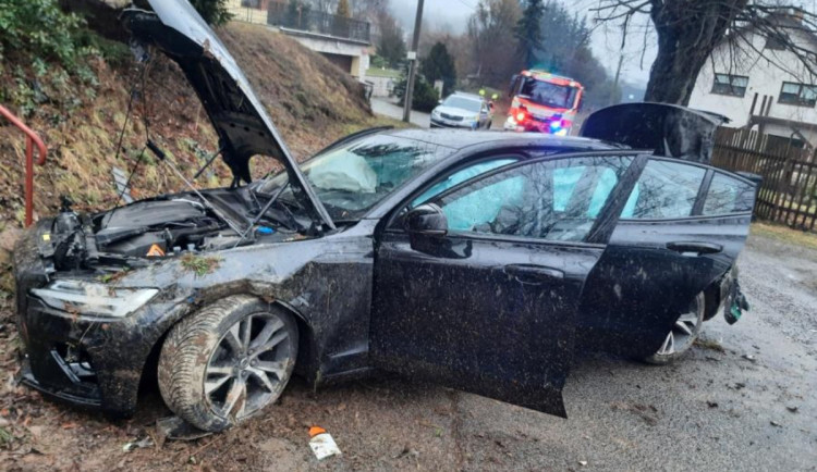 Policisty zaujal muž, který se schovával pod volant. Pak zběsile ujížděl a havaroval