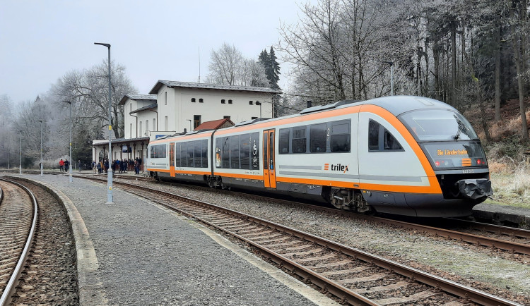 Vlak ve stanici Jedlová, která byla dříve hranicí IDOL, ale nově platí IDOL dále z Jedlové až do Rumburku