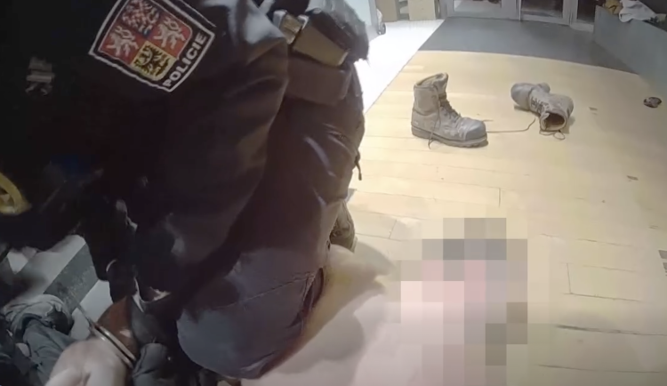 VIDEO: Polonahý muž nadával v domě strážníkům, skončil v poutech