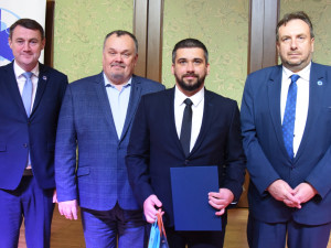 Medaile, poděkování i plakety. Záchranka ocenila své lidi, ředitele čekalo překvapení