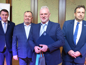 Medaile, poděkování i plakety. Záchranka ocenila své lidi, ředitele čekalo překvapení