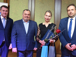 Medaile, poděkování i plakety. Záchranka ocenila své lidi, ředitele čekalo překvapení