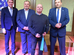 Medaile, poděkování i plakety. Záchranka ocenila své lidi, ředitele čekalo překvapení