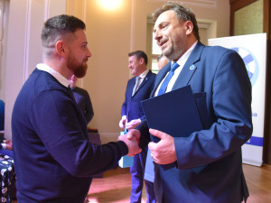 Medaile, poděkování i plakety. Záchranka ocenila své lidi, ředitele čekalo překvapení