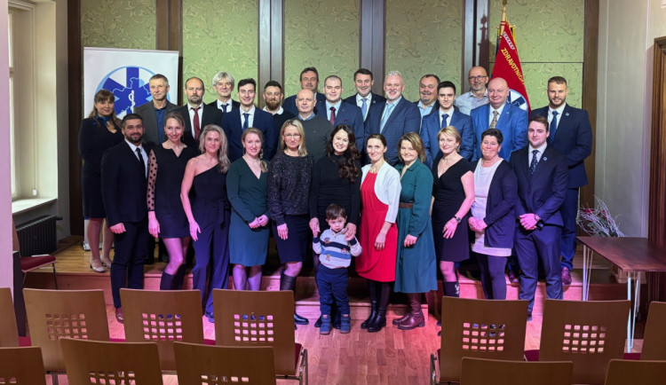 Medaile, poděkování i plakety. Záchranka ocenila své lidi