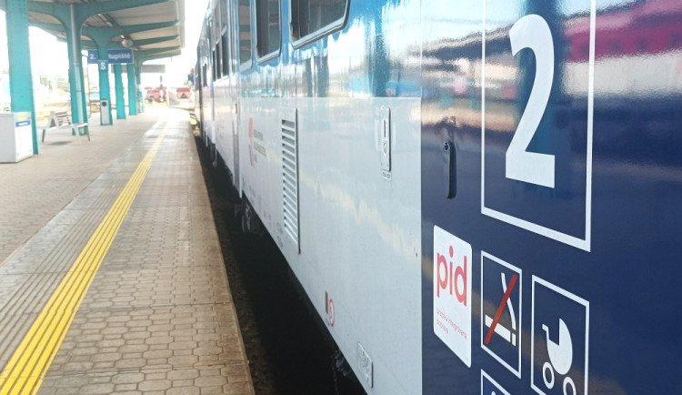 Sehnat volné místo ve vlaku je teď oříšek. Cestujícím napovídá semafor